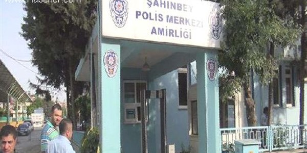 Tartıştığı arkadaşını polis merkezi önünde bıçakladı