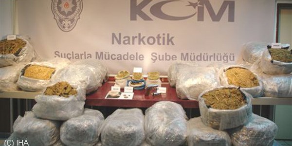 Markette uyuşturucu alışverişine suçüstü