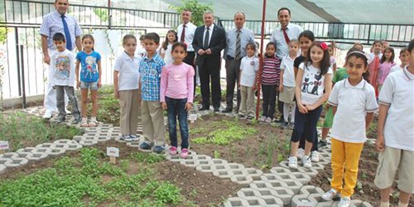 Bu okulda öğrenciler kendi ektiklerini kendileri yiyecek