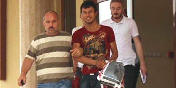 Polise mukavemet eden iki ki�i tutukland�