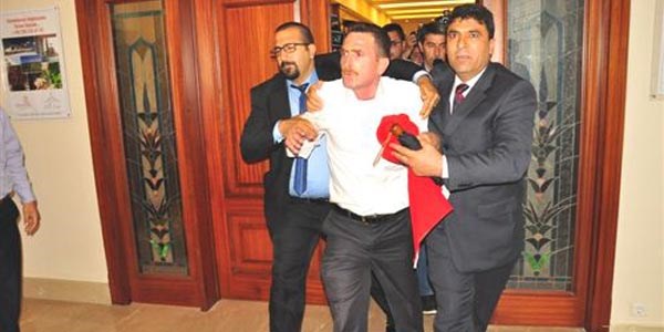 Manisa'da akil adamlar toplantısında bayrak krizi