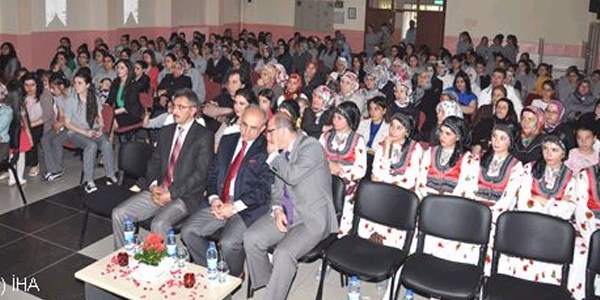 Geleceğin annelerinden anneler günü programı