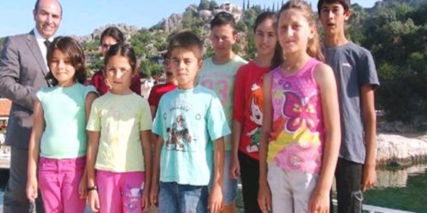 Okula ula�mak i�in denizi a��yorlar