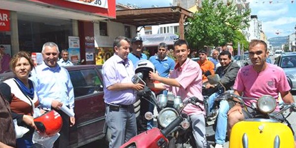 Dalaman polisinden s�r�c�lere kask hediyesi