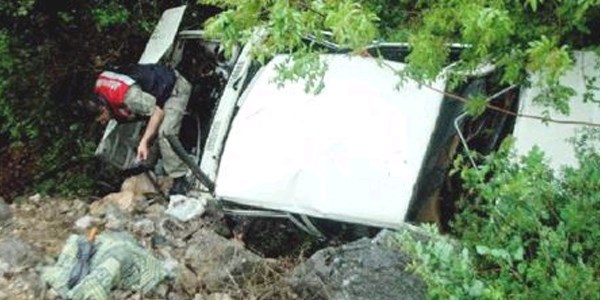 Andrn'da otomobil ve ekici devrildi: 6 yaral