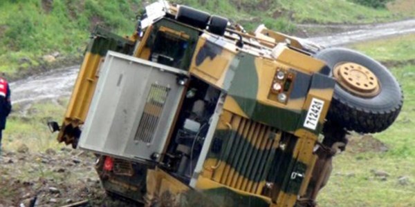 Bingöl'de askeri araç devrildi: 11 yaralı/ Video
