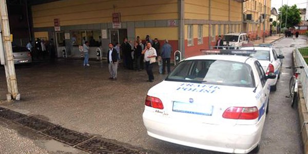 Polis memurlar�na otomobil �arpt�: 2 yaral�