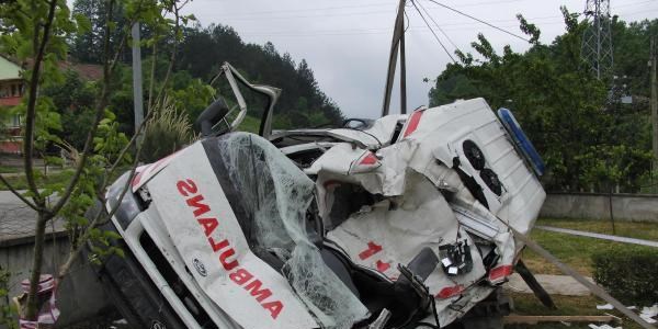 Bakann konvoyunda ambulans kazas: 3 yaral