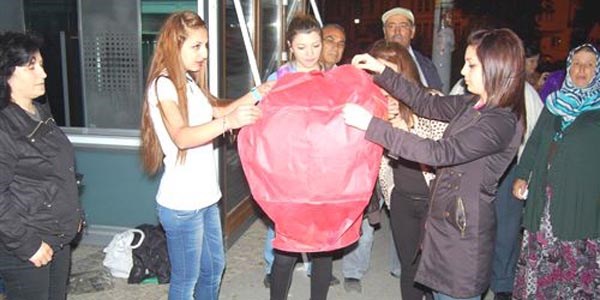 Bandırma'nın il olmasını isteyen yüzlerce kişi dilek balonları uçurdu
