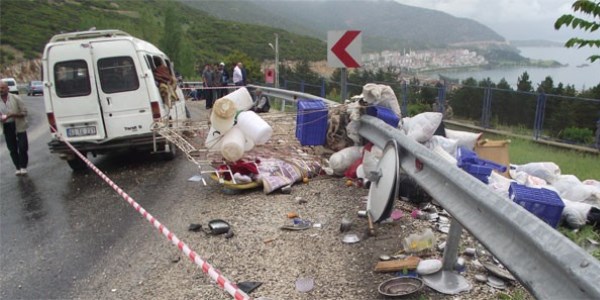 Isparta'da minibüs devrildi: 15 yaralı