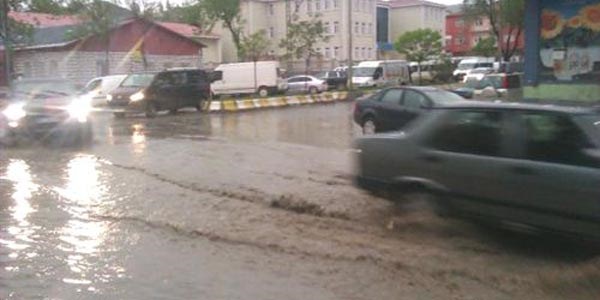 Doğubayazıt'ta dolu ve yağmur hayatı felç etti