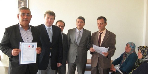 Korkuteli'de 2B arazi sahiplerine tapuları veriliyor