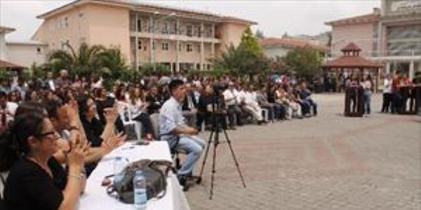 Selçuk'ta İlk kez İngilizce şarkı yarışması düzenlendi