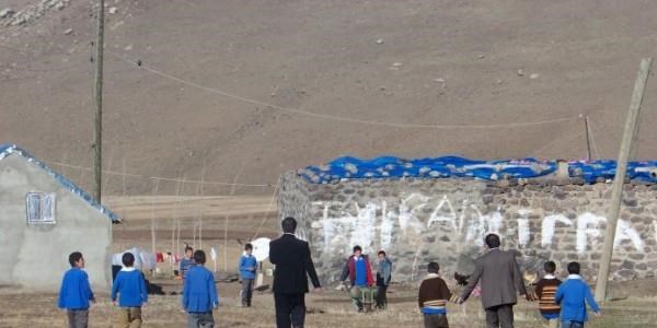 Doğuda çakılı kalan öğretmenlerin talihsizliği