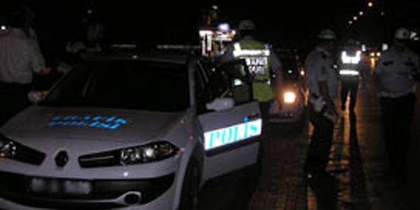 Dur ihtarına uymayan sürücü polise çarptı