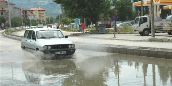 Yoldaki su birikintisi kazalara davetiye ��kar�yor
