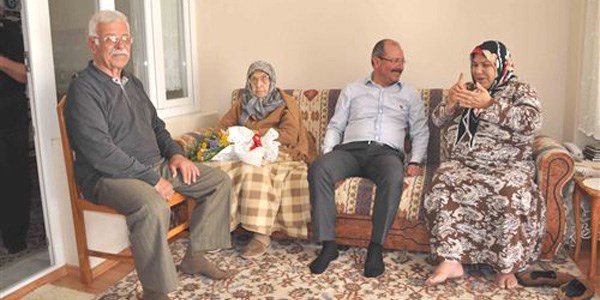 Ba�kan Altung�n'den en ya�l� anneye ziyaret