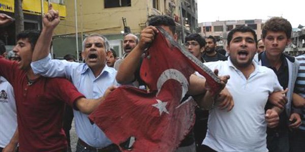 Reyhanlı'da yanmış bayrakla protesto
