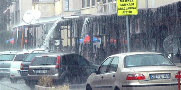 Denizli'de dolu yağdı