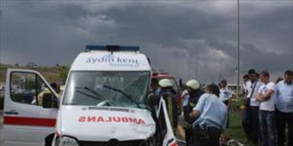 Ambulans, minibüsle çarpıştı: 5 yaralı