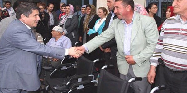 Kula'da engellilere akülü araba dağıtıldı
