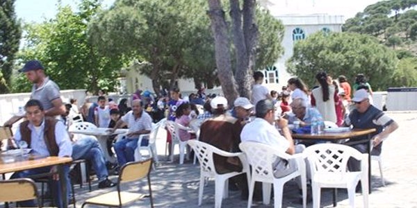 Ayvalık Yenimahalle'de geleneksel hayır yemeği