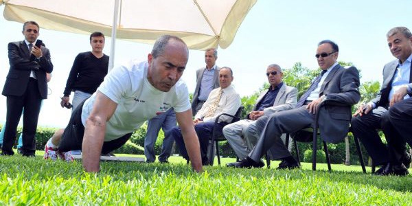 400 şınav çekti, 50 burs kazandırdı