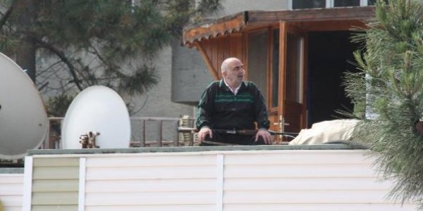 İşyerlerini yıktırmamak için çatıya çıkıp ateş etti