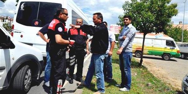 Trafik magandaları polis ve gazeteciye saldırdı