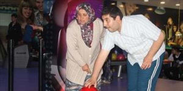 Engelli öğrencilerin bowling ve sinema keyfi