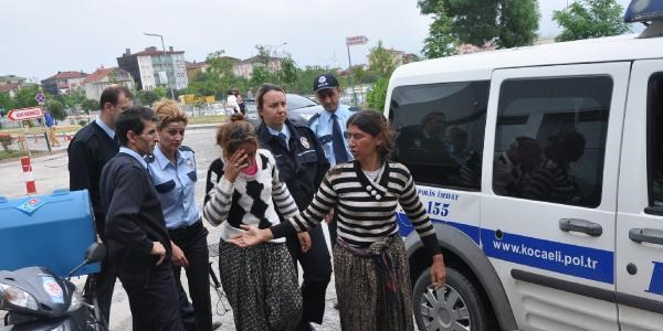 Roman kadınlar, keserle polisi yaraladı