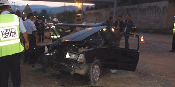 Araçta sıkışan sürücü güçlükle kurtarıldı