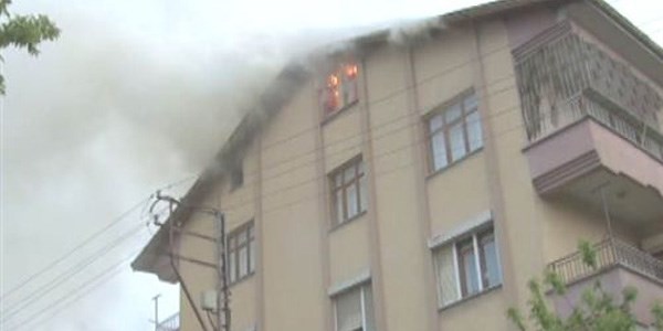 Apartmana yıldırım düştü yangın çıktı