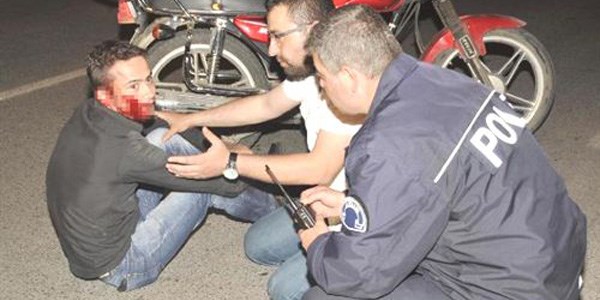 Alkollü sürücü, yol ortasında sızdı