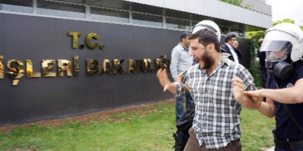 Bakanl�k �n�nde Reyhanl� protestosu: 15 g�zalt�/ Video