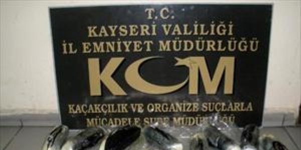 Aracın yakıt tankında 13 kilo afyon sakızı ele geçti