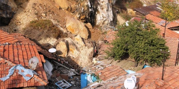 Bahçesaray'da heyelan: 1 ölü, 2 yaralı