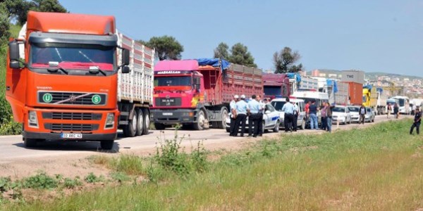 Yol kesen kamyoncular gözaltına alındı
