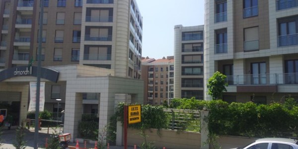 Kadıköy'de lüks siteye kurşun isabet etti