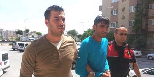 Banka oturan kadının çantasını kaptı, kaçamadı