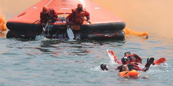 Öğrencilerden denizde kurtarma tatbikatı