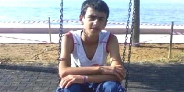 K�pekten ka�an 13 ya��ndaki bayram otob�s�n alt�nda kald�