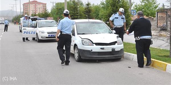 Otomobilin �arpt��� �niversitelinin arkada�lar� g�zya�lar�n� tutamad�