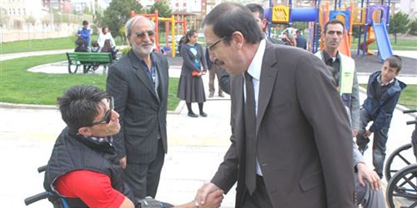 Paland�ken Belediyesi kap�lar�n� a�t� onlar da y�reklerini