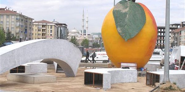 Malatya'da 3 yere kayısı kaidesi