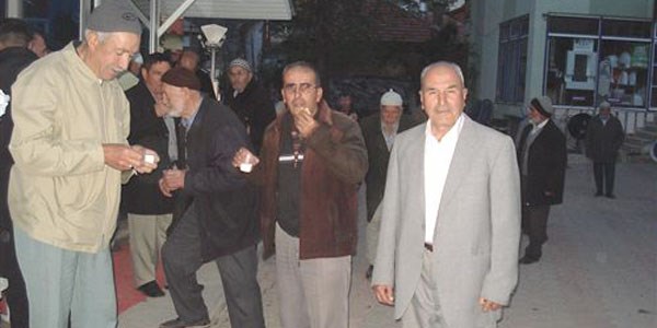Cemaate sıcak süt ve poğaça ikramı