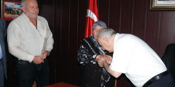 Kaymakam, arsa bağışlayan çiftçinin elini öptü