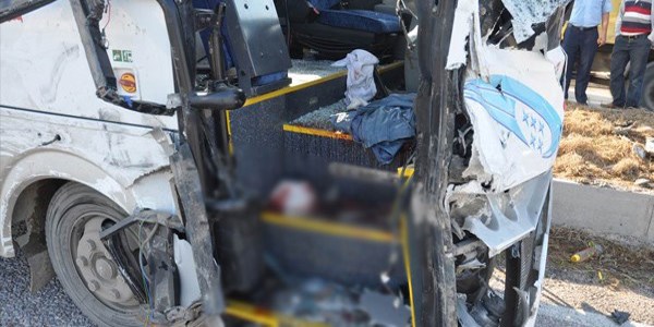 İşçi servisi ile öğrenci servisi çarpıştı: 9 yaralı