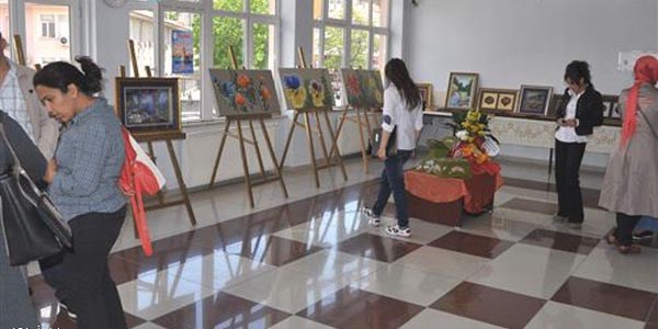�al��t��� hastanede sergi a�t�