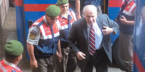 YÖK eski Başkanı Gürüz hakimin üstüne yürüdü